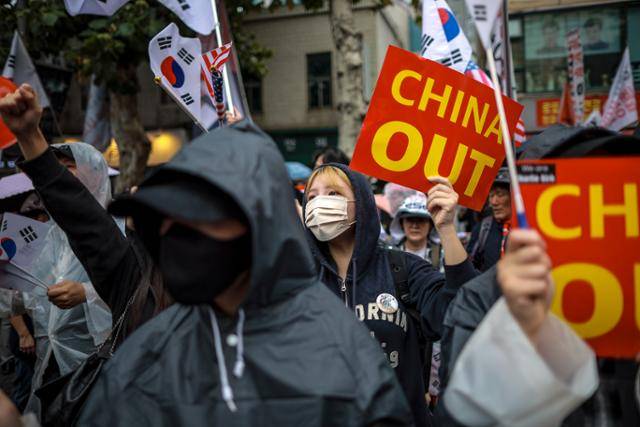 지난달 3일 서울 종로구 동대문역 인근에서 극우 단체 회원들이 '차이나 아웃(China Out·중국 퇴출)' 문구를 적은 피켓을 들고 반중 집회를 하고 있다. 뉴시스