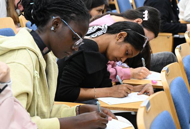한국에 거주 중인 66개국 외국인들이 한글날 하루 전인 지난해 10월 8일 서울 서대문구 연세대 언어연구교육원에서 열린 제30회 외국인 한글백일장에 참가해 글짓기를 하고 있다. 박시몬 기자