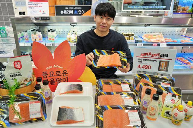 롯데마트는 23~26일 국내 유통업체 중 처음으로 국산 왕연어를 판매했다. 롯데마트 제공