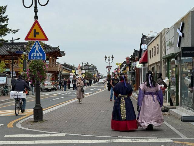 지난달 30일 신라복을 입은 관광객들이 경북 경주시 황리단길 일대를 걷고 있다. 경주=허유정 기자