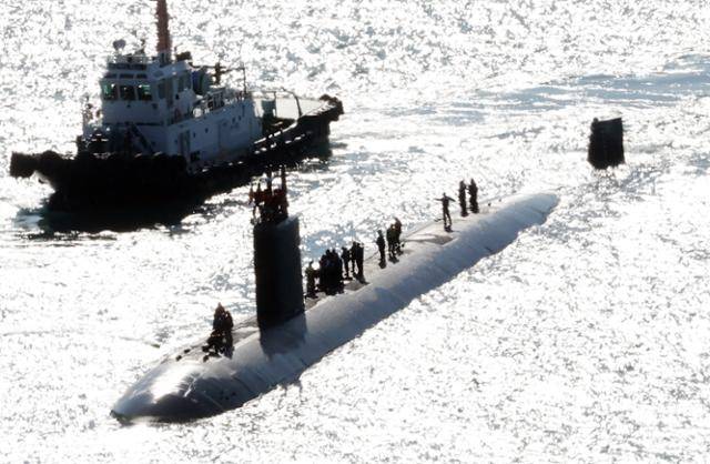 미국 해군의 로스앤젤레스급 핵추진 잠수함인 '알렉산드리아함(SSN-757·6900t급)'이 2월 부산 남구 해군작전사령부 부산작전기지에 입항하고 있다. 부산=뉴시스