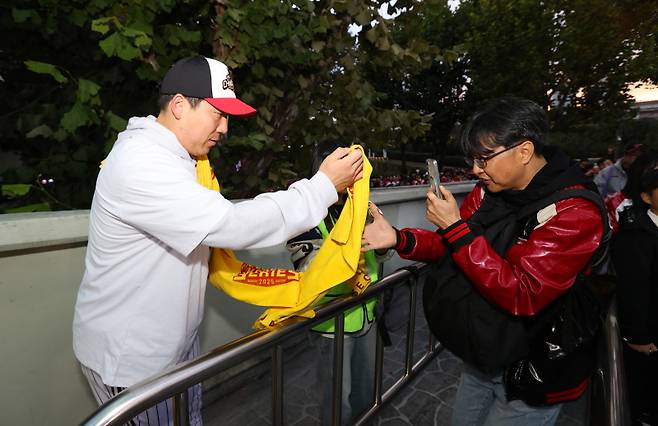 김현수가 1일 관중에게 직접 응원 타월을 나눠주고 있다. 사진=구단 제공