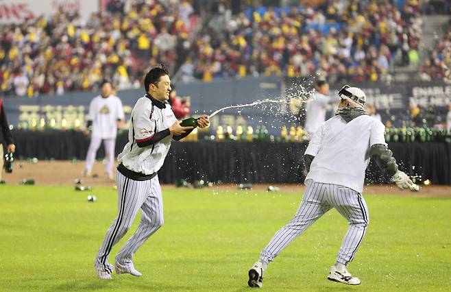 LG 주장 박해민이 동료들과 샴페인 세리머니를 하고 있다. 사진=구단 제공