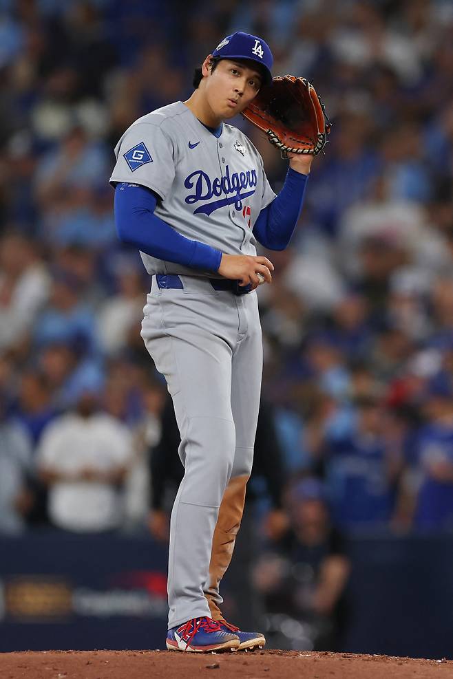 <yonhap photo-4602="">2일(한국시간) 열린 토론토 블루제이스와의 월드시리즈 7차전에 선발 등판한 오타니 쇼헤이가 포수의 사인을 듣고 있다. 오타니는 이날 3이닝을 버티지 못하고 강판당했다. [AFP=연합뉴스]</yonhap>