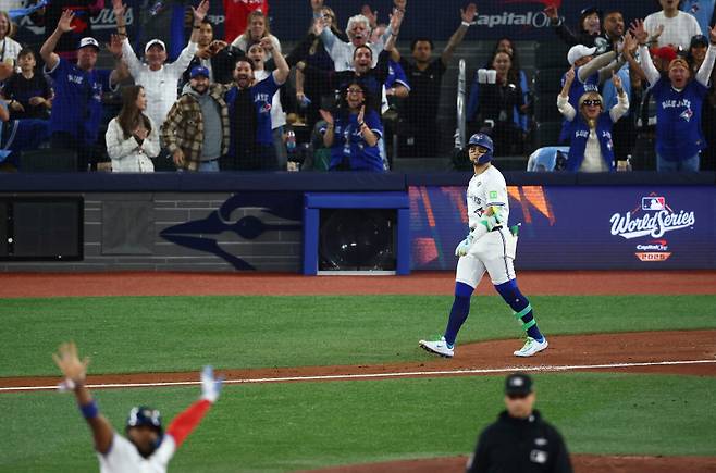 <yonhap photo-4621=""> TORONTO, ONTARIO - NOVEMBER 01: Bo Bichette #11 of the Toronto Blue Jays hits a three-run home run against Shohei Ohtani #17 of the Los Angeles Dodgers during the third inning in game seven of the 2025 World Series at Rogers Center on November 01, 2025 in Toronto, Ontario. Vaughn Ridley/Getty Images/AFP (Photo by Vaughn Ridley / GETTY IMAGES NORTH AMERICA / Getty Images via AFP)/2025-11-02 10:15:23/ <저작권자 ⓒ 1980-2025 ㈜연합뉴스. 무단 전재 재배포 금지, AI 학습 및 활용 금지></yonhap>