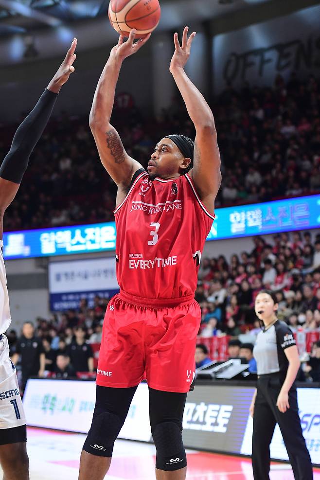 2일 경기도 안양 정관장 아레나에서 열린 2025~26 프로농구 정규리그 고양 소노와의 홈 경기에서 슈팅을 시도하는 브라이스 워싱턴. KBL 제공