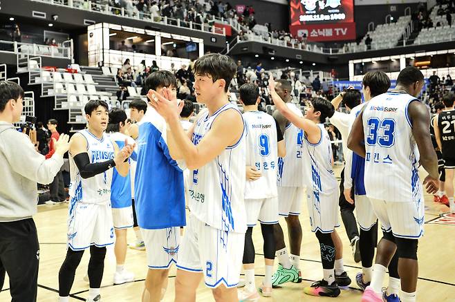 2일 수원 KT 원정에서 승리를 따낸 대구 한국가스공사 선수들이 경기 뒤 기뻐하고 있다. KBL 제공