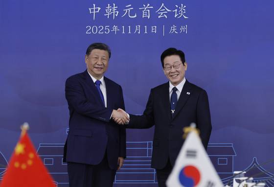 이재명 대통령과 시진핑 중국 국가주석이 1일 경북 경주 국립경주박물관에서 열린 한·중 정상회담에서 기념 촬영을 하고 있다. 전민규 기자