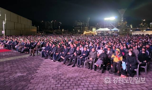 ▲ 1일 강릉하키센터 야외광장에서 시 승격 70주년 기념 강릉시민 대화합 한마당이 열렸다. 황선우 기자