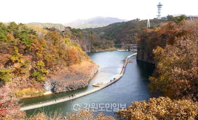 ▲ 철원군 한탄강 물윗길 송대소~은하수교 구간 1.5㎞가 임시개방에 들어간 가운데 2일 관광객들이 물윗길을 걷고 있다. 이재용 기자