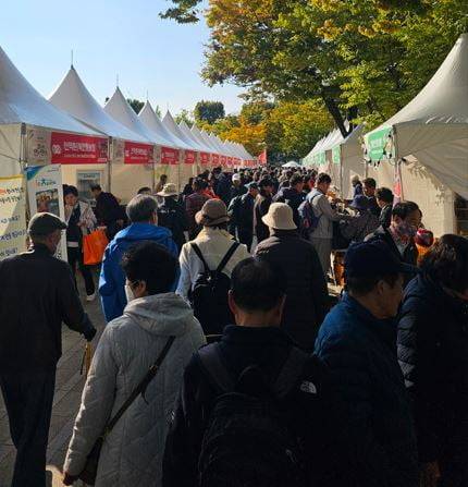 지난달 28일 안동사과를 구매하려는 시민들이 부스 앞에 붐적이고 있는 모습. 권용훈 기자