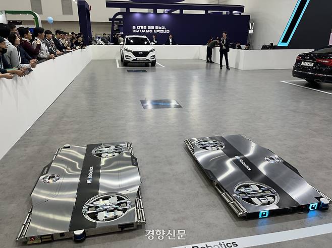 HL로보틱스의 ‘주차 로봇 파키’가 ‘2025 미래혁신기술박람회’를 찾은 관람객들 앞에서 시연을 하고 있다. 권재현 선임기자
