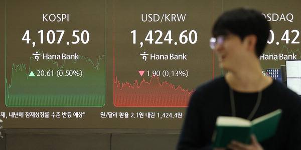 지난달 31일 코스피는 전장보다 20.61포인트(0.50%) 오른 4107.50에 장을 마치며 종가 기준 역대 처음으로 4100선을 넘어섰다. 이날 서울 하나은행 본점 딜링룸에서 한 직원이 업무를 보고 있다. 연합뉴스