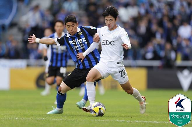 2일 오후 2시 인천축구전용경기장에서 열린 인천과 부산의 경기에서 부산 최기윤과 인천 이주용이 경합하고 있다. 한국프로축구연맹 제공