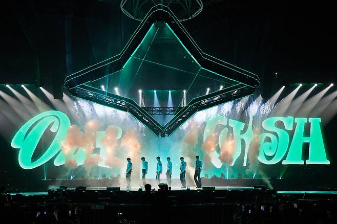 그룹 NCT 위시가 2일 오후 운서동 인스파이어 아레나에서 첫 단독 콘서트 ‘인투 더 위시 : 아워 위시’를 열고 공연을 펼치고 있다. SM엔터테인먼트 제공