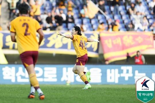 골 세리머니 하는 광주 신창무. 사진[연합뉴스]