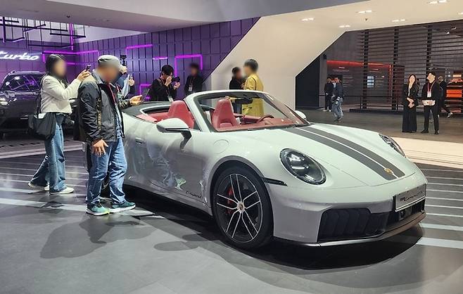 서울모빌리티쇼에서 인기를 끈 포르쉐 차종을 살펴보는 관람객들 [사진촬영=최기성 매경 디지털뉴스룸 기자]