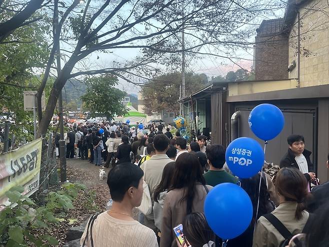 김천 김밥축제 주차장행 셔틀 대기줄 / 사진= 문서연 여행+ 기자