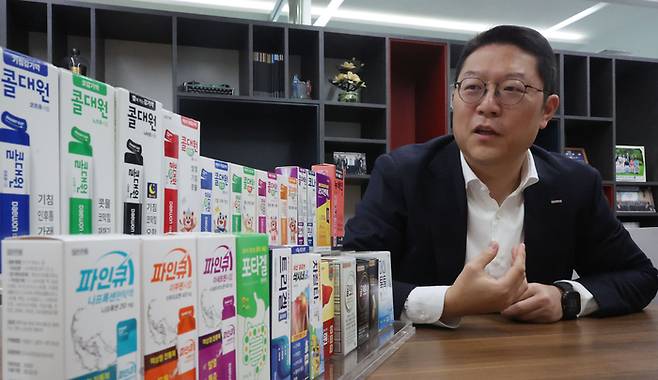 백인환 대원제약 사장이 ‘짜먹는 의약품’을 소개하고 있다. 이 회사는 국민 감기약으로 떠오른 ‘콜대원’을 비롯해 멀미약 ‘차잘타액’, 정맥 순환장애 치료제 ‘뉴베인’ 등 15개 브랜드 26종의 짜서 먹는 의약품을 생산한다. [이승환 기자]