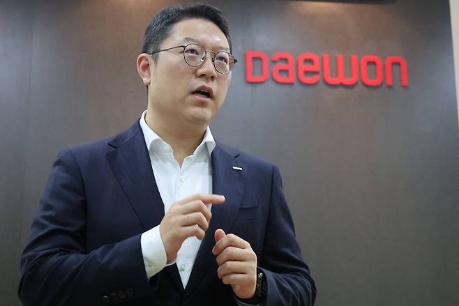 대원제약 백인환 사장이 매일경제와 인터뷰하며 짜먹는 의약품을 소개하고 있다. [이승환 기자]