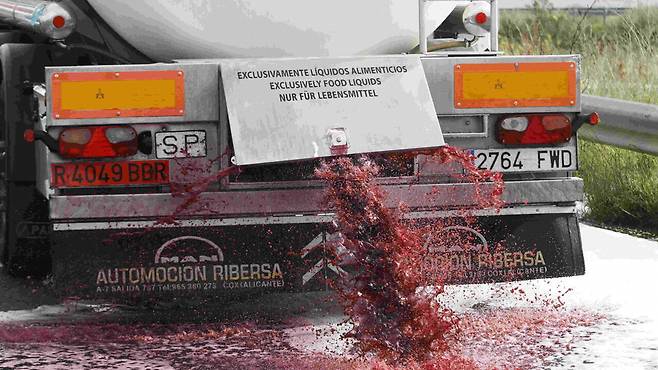 2016년 4월 프랑스 남부 르불루에서 성난 농부들이 스페인 와인 수송 트럭을 공격해 탱크로리에서 와인이 쏟아져 나오고 있다.  매경DB