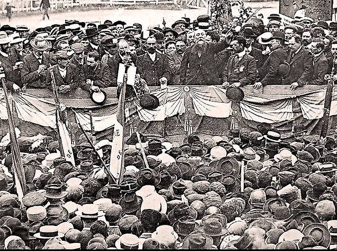 1907년 프랑스 랑그독 와인 반란 사건 당시 시위에 나선 성난 군중.