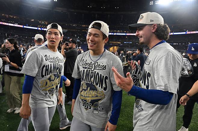 김혜성이 월드시리즈 우승 팀 세리머니에서 동료들과 함께 자리한 모습. AP·EPA연합뉴스