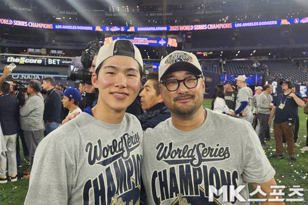 다저스 김혜성이 우승 확정 이후 통역 김윤태 씨와 포즈를 취했다. 사진(캐나다 토론토)= 김재호 특파원