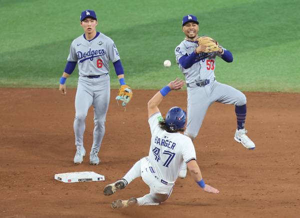 김혜성이 11회말 무키 벳츠의 마지막 병살 수비를 보고 있다. 사진= UPI= 연합뉴스 제공