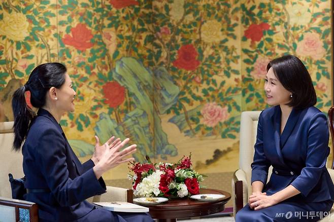 (서울=뉴스1) 이재명 기자 = 김혜경 여사가 2일 서울 용산 대통령실 청사에서 로렌스 웡 싱가포르 총리의 부인 루 즈 루이 여사와 친교시간을 갖고 있다. (대통령실 제공. 재판매 및 DB 금지)  2025.11.2/뉴스1  Copyright (C) 뉴스1. All rights reserved. 무단 전재 및 재배포,  AI학습 이용 금지. /사진=(서울=뉴스1) 이재명 기자