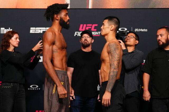 고석현(오른쪽)이 필 로와 페이스오프하고 있다. /UFC 제공