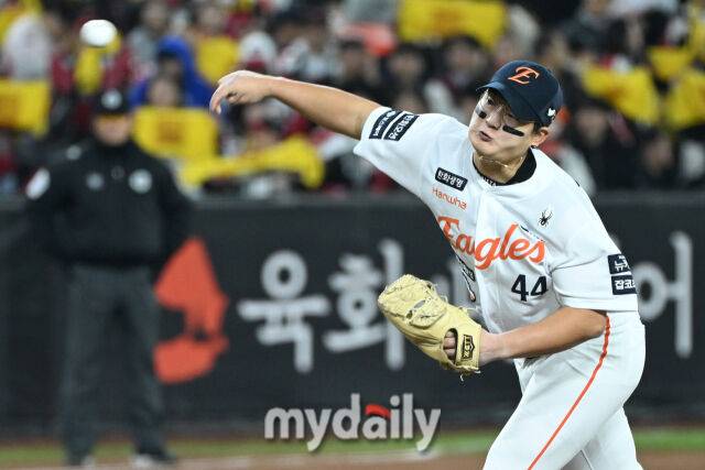 30일 대전 한화생명 볼파크 야구장에서 열린 '2025 신한 SOL 뱅크 KBO 한국시리즈 4차전' LG 트윈스와 한화 이글스 경기. 한화 김서현이 2사 1-2루에 교체되 마운드에 올라 힘차게 투구하고 있다./대전=한혁승 기자 hanfoto@mydaily.co.kr