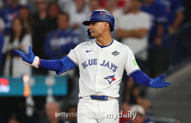 공을 맞은 안드레스 히메네스./게티이미지코리아