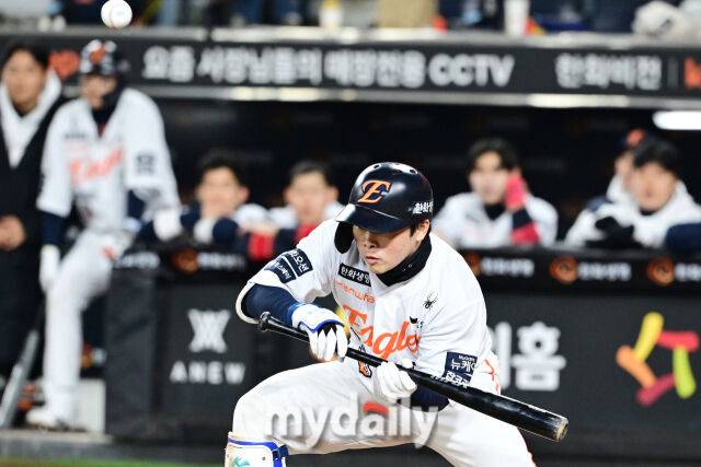 한국시리즈 5차전 한화 문현빈이 3회말 무사 1,2루에서 번트를 시도하고 있다.
