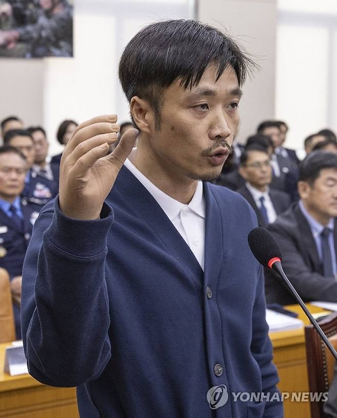 군복무 중 양손 잃고 국가 보훈 자격 못얻은 나형윤 씨 국감 출석 [연합]