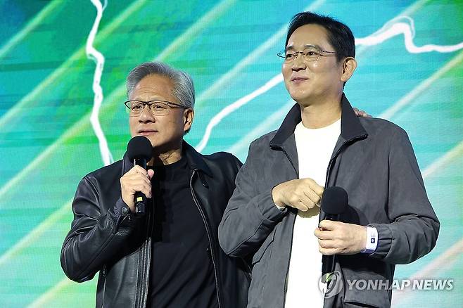 젠슨 황 엔비디아 최고경영자와 이재용 삼성전자 회장이 30일 서울 코엑스에서 열린 엔비디아의 그래픽카드(GPU) ‘지포스’ 출시 25주년 행사에서 단상에 올라 인사를 하고 있다.  [연합]