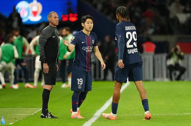 [파리=AP/뉴시스] 파리 생제르맹(PSG)의 이강인(가운데)이 1일(현지 시간) 프랑스 파리 파르크 데 프랭스에서 열린 2025-26 리그1 11라운드 OGC 니스와 경기 후반 21분 브래들리 바르콜라와 교체해 출전하고 있다. 이강인은 추가 시간 막판 코너킥을 올려 곤살루 하무스의 결승 골에 기점 역할을 했고, PSG는 1-0으로 신승했다. 2025.11.02.