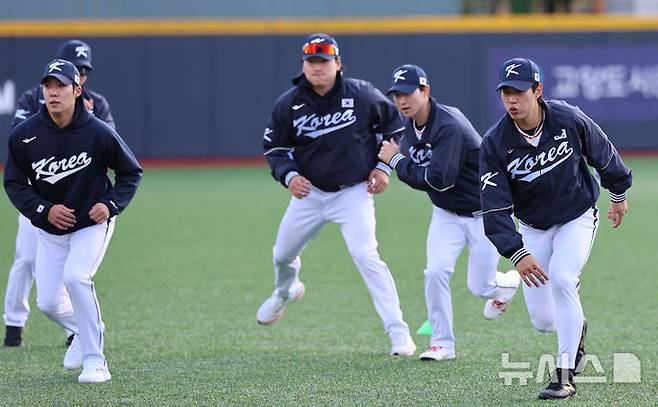 [고양=뉴시스] 권창회 기자 = 대한민국 야구 국가대표팀 송성문과 원태인이 2일 오후 경기 고양시 고양국가대표야구훈련장에서 첫 훈련을 하고 있다. 2025.11.02. kch0523@newsis.com