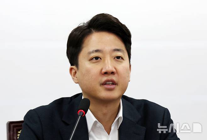 [서울=뉴시스] 김명년 기자 = 이준석 개혁신당 대표가 30일 오전 서울 여의도 국회에서 열린 최고위원회의에서 발언하고 있다. 2025.10.30. kmn@newsis.com