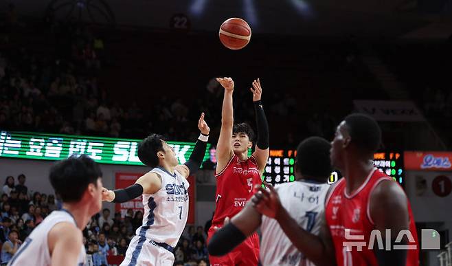 [안양=뉴시스] 김선웅 기자 = 2일 경기 안양시 정관장 아레나에서 열린 2025-2026 프로농구 안양 정관장 vs 고양 소노의 경기, 정관장 변준형이 슛을 하고 있다. 2025.11.02. mangusta@newsis.com