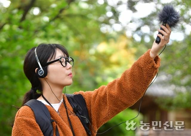 소리를 채집하는 참가자.
