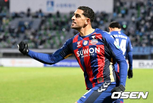 [OSEN=수원종합운동장, 조은정 기자]2일 수원종합운동장에서 하나은행 K리그1 2025 35라운드(파이널B 2라운드) 수원FC와  대구FC의 경기가 열렸다.홈팀 수원FC는 승점 38(10승 8무 16패) 10위, 원정팀 대구는 승점 28(6승 10무 18패)로 최하위 12위를 기록 중이다.후반 수원FC 싸박이 선제골을 넣은 뒤 세리머니를 하고 있다. 2025.11.02 /cej@osen.co.kr