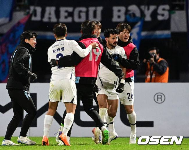 [OSEN=수원종합운동장, 조은정 기자]대구FC의 생존 도전은 아직 끝나지 않았다. 대구FC가 끝까지 포기하지 않는 투혼으로 귀중한 승점 1점을 챙겼다.대구FC는 2일 오후 4시 30분&nbsp;수원종합운동장에서 열린&nbsp;하나은행 K리그1 2025 35라운드(파이널B)에서 수원FC와&nbsp;1-1로 비겼다.후반 대구FC 에드가 동점골 때 코너킥을 찬 세징야가 기뻐하고 있다. 2025.11.02 /cej@osen.co.kr