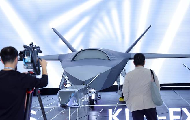 지난달 20일 경기 고양시 킨텍스에서 열린 국제 항공우주 및 방위산업 전시회(ADEX) 개막식에서 관람객들이 미래 전장의 게임체인저 저피탐 다목적 무인 편대기를 보고 있다. 고양=연합뉴스