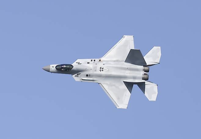 국제 항공우주 및 방위산업 전시회(ADEX) 개막 첫 날인 17일 경기 성남시 서울공항에서 공군 KF-21이 상공에서 단기 기동을 하고 있다. 뉴시스