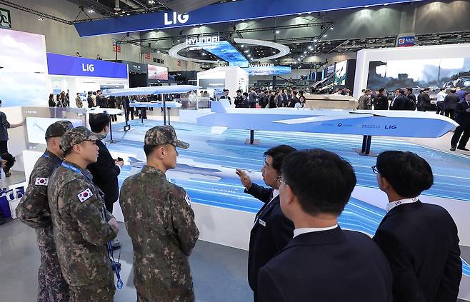 지난달 20일 경기 고양시 킨텍스에서 열린 국제 항공우주 및 방위산업 전시회(ADEX)에서 LIG넥스원 부스를 찾은 관람객들이 항공무장을 살펴보고 있다. 뉴스1
