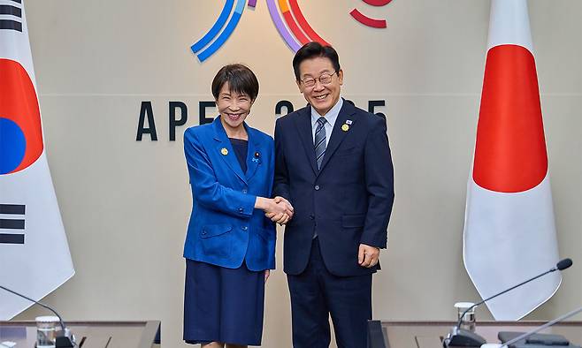 이재명 대통령과 다카이치 사나에 일본 총리가 지난 10월 30일 경북 경주 APEC 정상회의장에서 열린 한일 정상회담에 앞서 악수하고 있다. 대통령실 제공