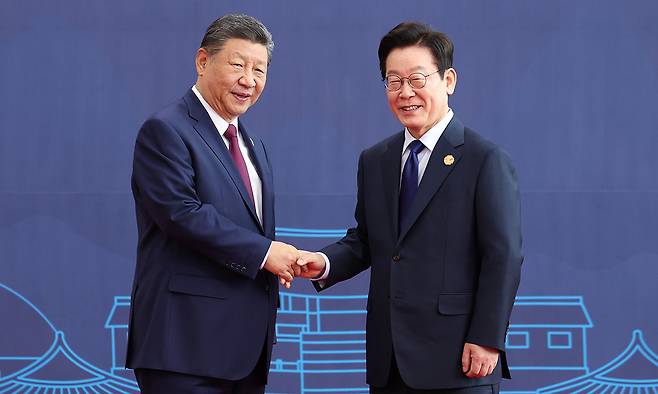 이재명 대통령이 지난 10월 31일 경주화백컨벤션센터(HICO)에서 열린 2025 아시아태평양경제협력체(APEC) 정상회의에 참석한 시진핑 중국 국가주석을 맞이하고 있다. 연합뉴스