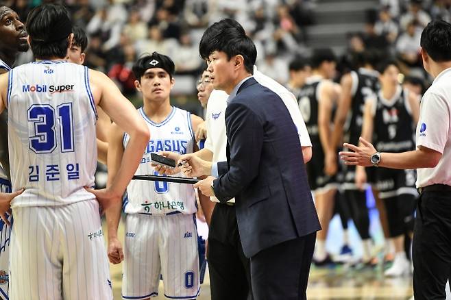 강혁 대구 한국가스공사 감독이 2일 수원 케이티아레나에서 열린 2025~26 프로농구 정규시즌 수원 kt와의 원정 경기에서 샘조세프 벨란겔 등에게 작전을 지시하고 있다. KBL 제공