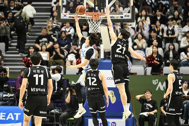 대구 한국가스공사 신주영이 2일 수원 케이티아레나에서 열린 2025~26 프로농구 정규시즌 수원 kt와의 원정 경기에서 득점하고 있다. KBL 제공